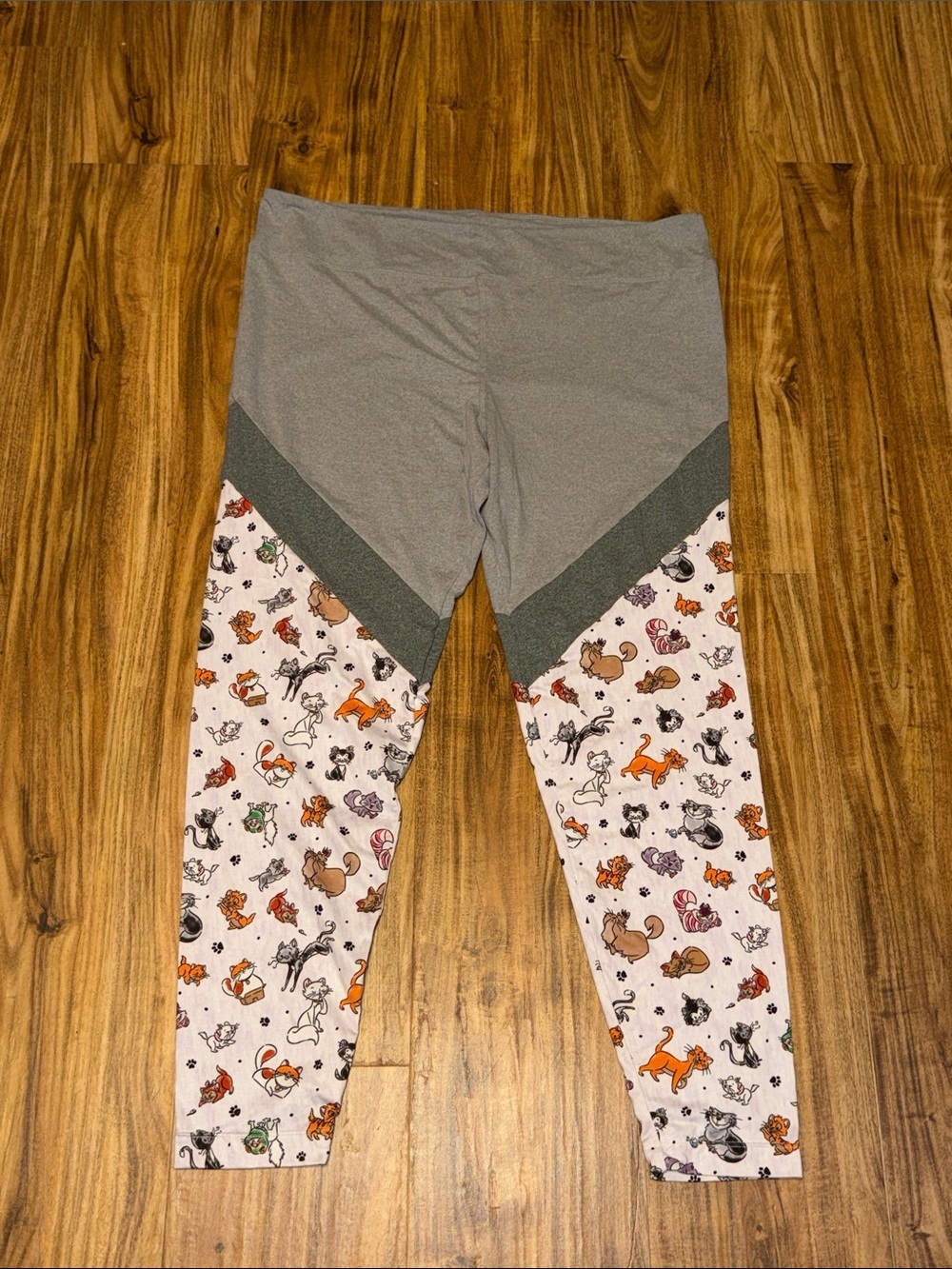 Disney WDW women XL 16 18 leggings yughts Gray white cats kitty characters